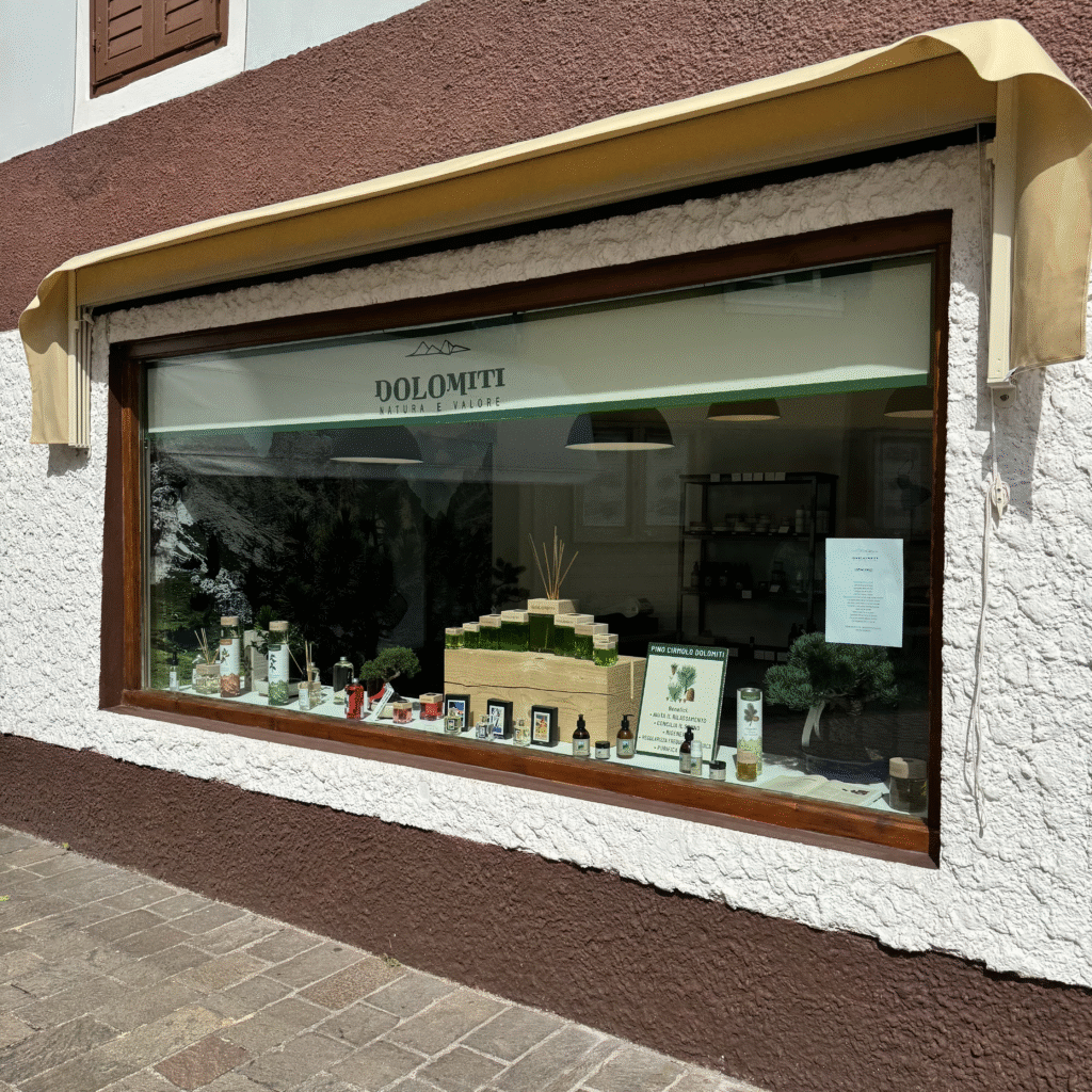 Vetrina del negozio Dolomiti Italia a San Martino di Castrozza, specializzato in profumi e cosmetici naturali made in Italy